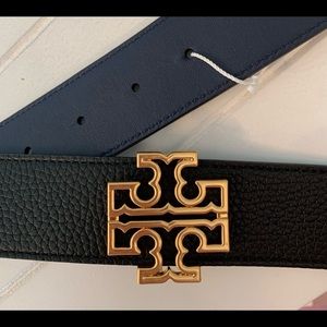 Tory Burch Reversible Britten Logo 1-1/2 inch belt. Black/Royal Navy Size Small